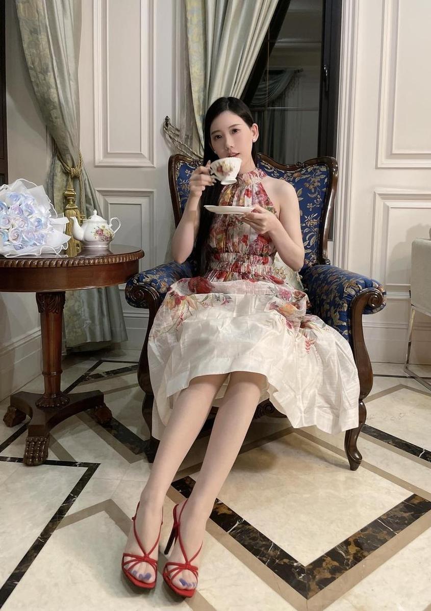 图片中的气质，诠释coser之美！Chloe霏霏的脚cos原图分享