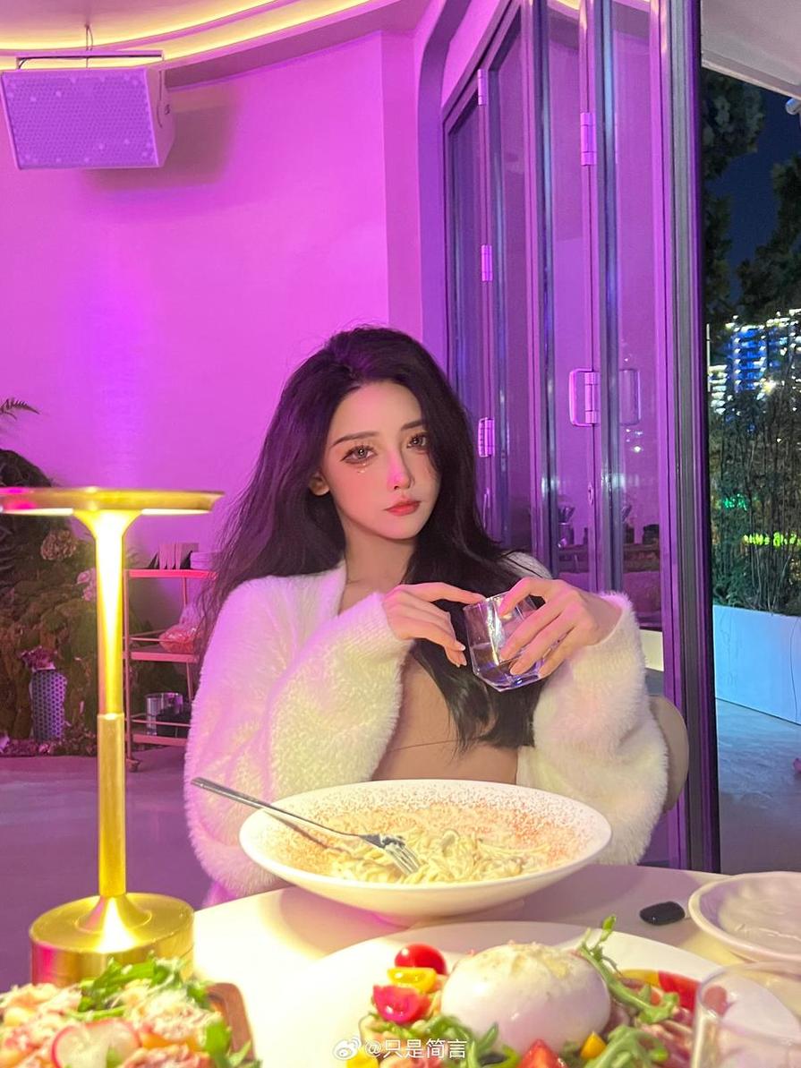 美妆原图：只是简言cos豹女妆容诱人