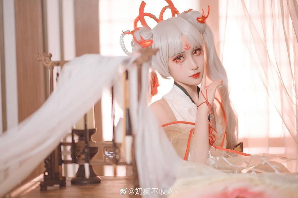 奶狮不咬人cos狼与香辛料：绝美图包，带你进入异世界