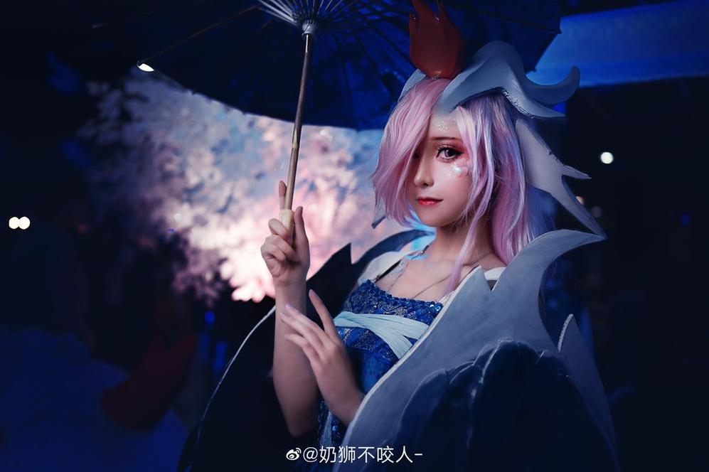 奶狮不咬人赤脚：视觉盛宴，图片盛放。