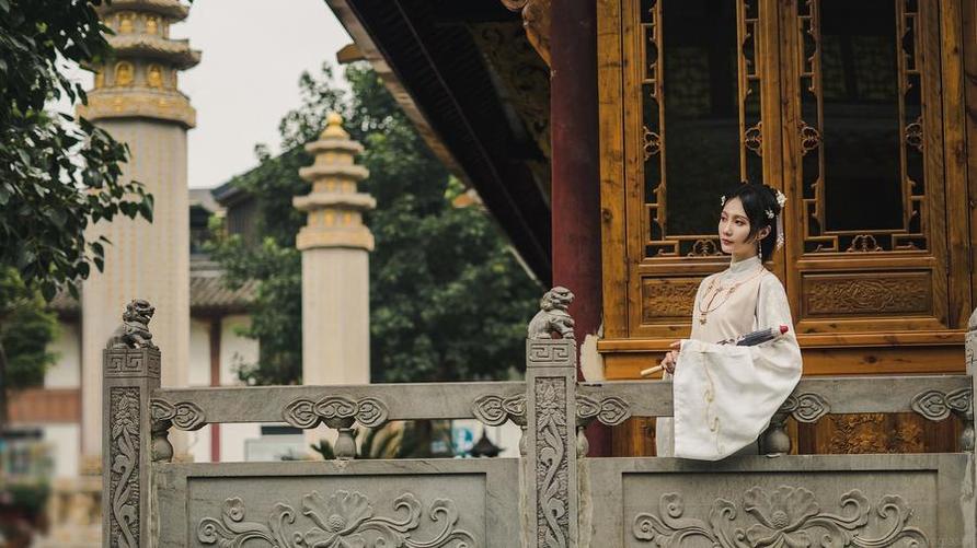 如月灰cos陈，分享绝美图片集