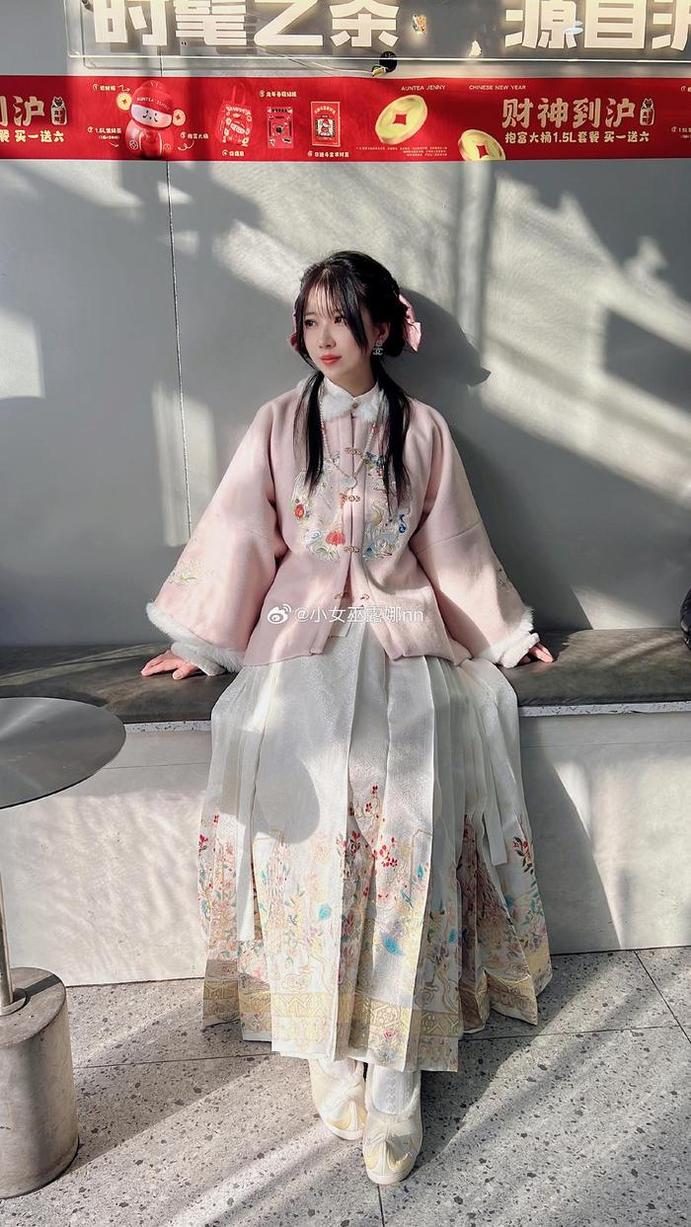 小女巫露娜8套写真摄影：光影交织的奇妙旅程