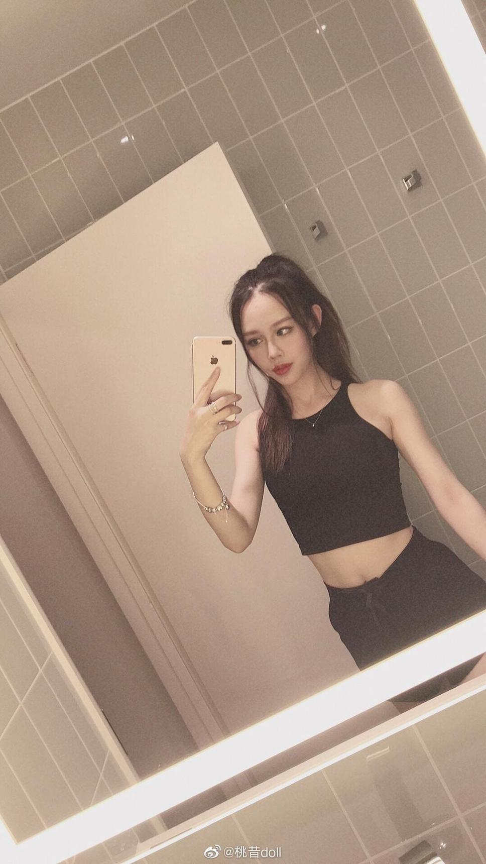 一起来欣赏桃昔doll最新的美图合集