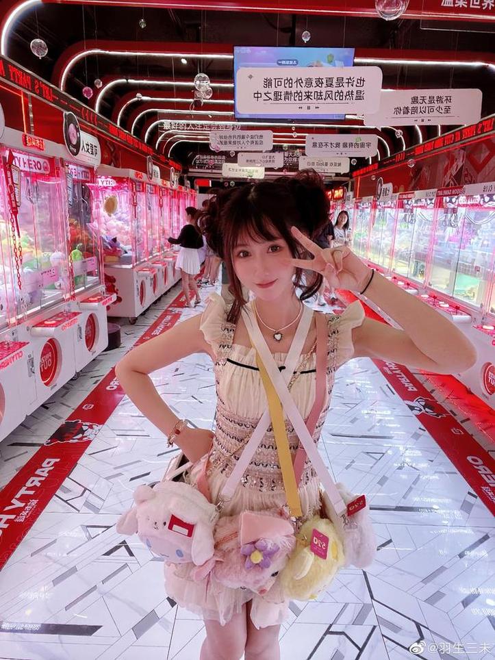 羽生三未蓝白拍摄的完美照片，为你展现她若隐若现的柔美风情
