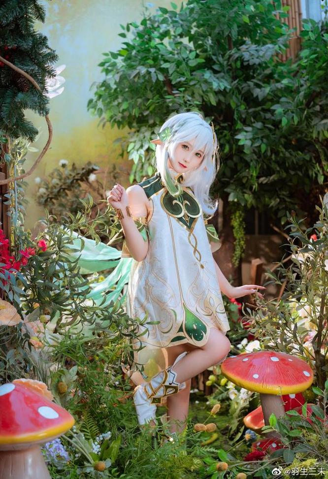 用照片体验八重神子cos羽生三未的梦幻般的美妙世界