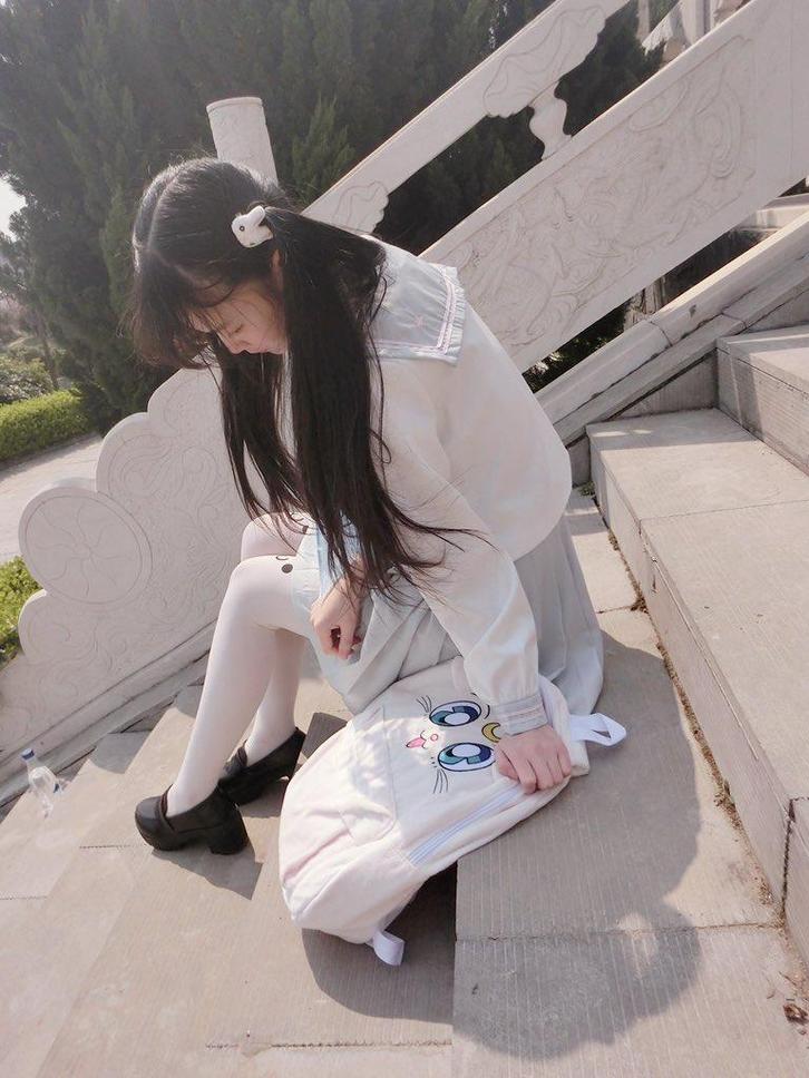 表现出自我！双马尾赛高酱深圳校服打造自己的style