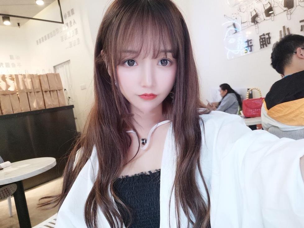 用心拍摄的过期的米线线白色吊带照片，美得令人窒息