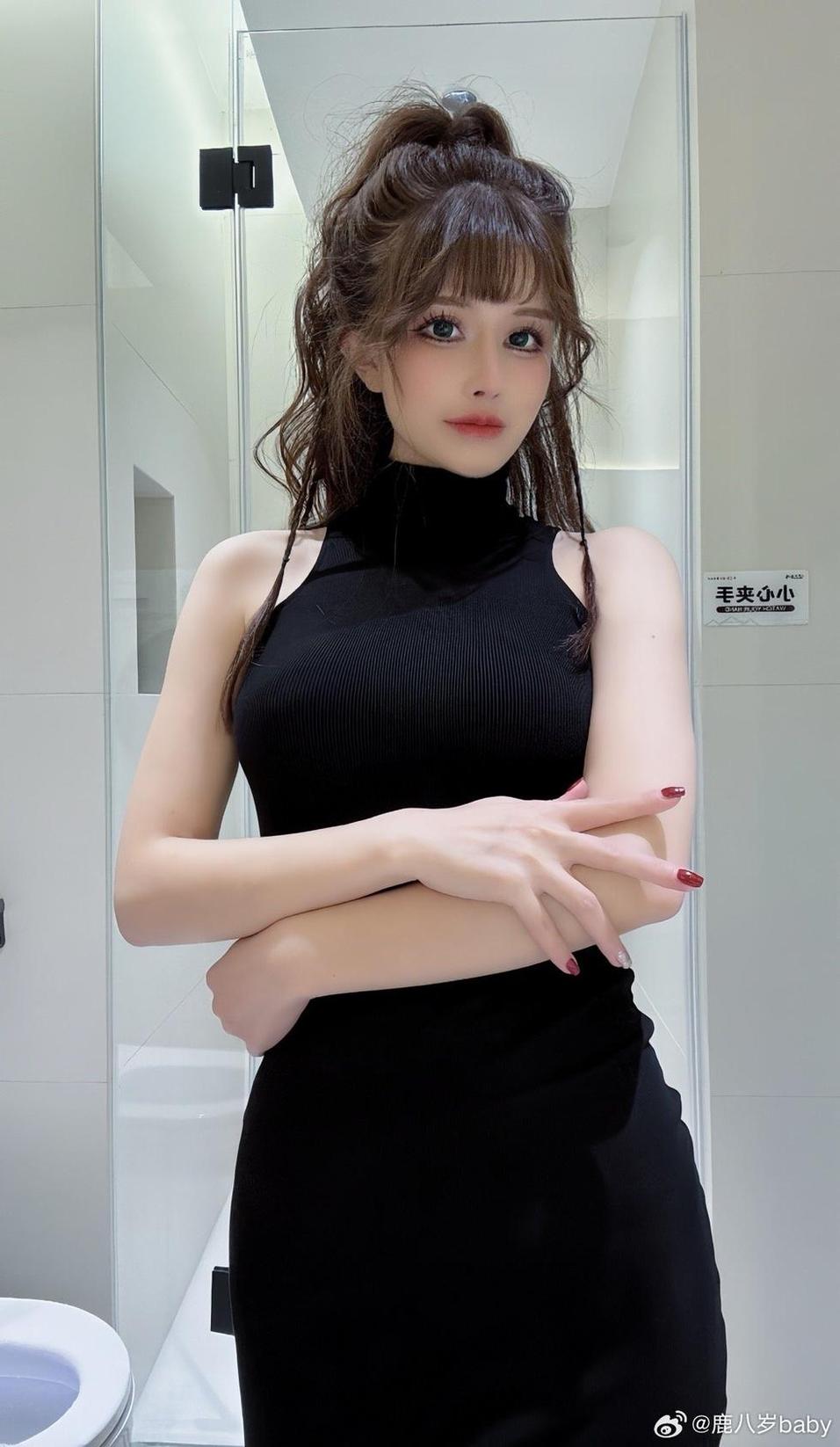 由鹿八岁白色婚纱带来的美丽瞬间，定格在了这幅摄影作品上